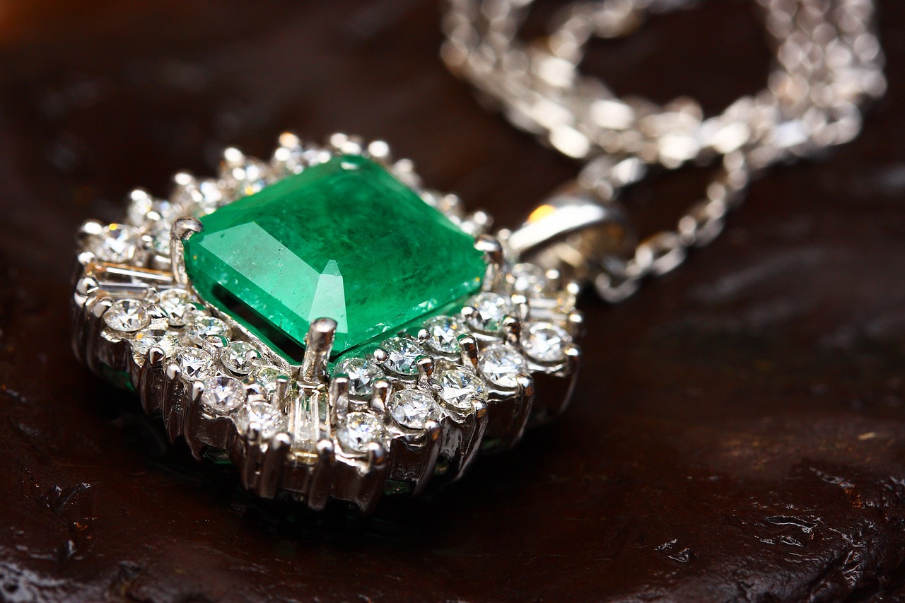 Szmaragd w biżuterii – tajemnice zielonego kamienia
